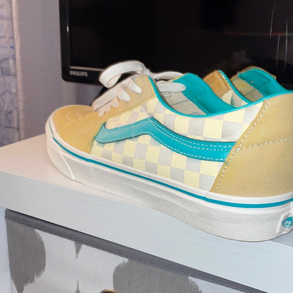 Low-Top Vans odd color scheme